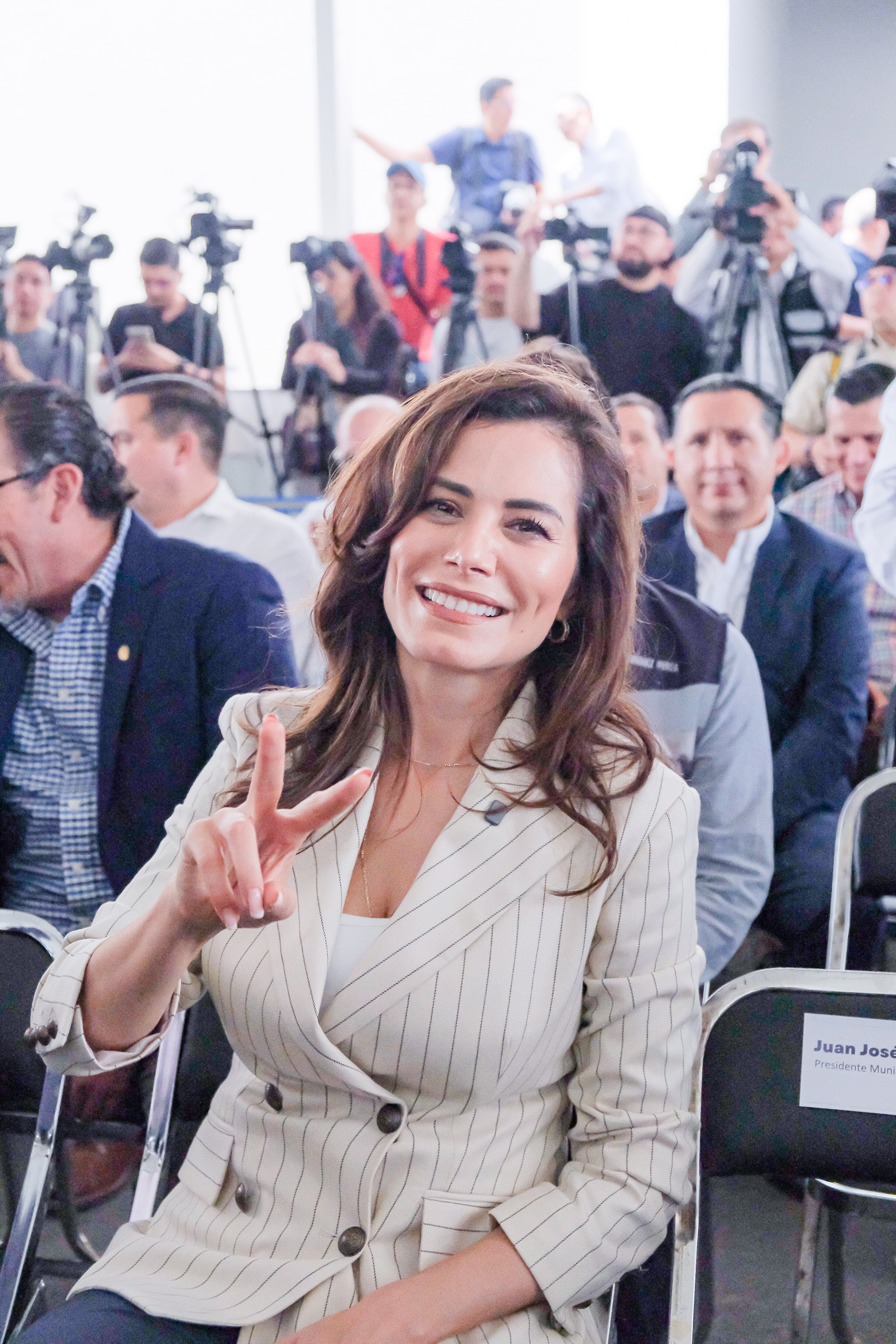 04-jun-2026--el-gobernador-del-estado-pablo-lemus-encabeza-el-arranque-de-operaciones-de-la-lnea-5-mi-macro-aeropuerto_55313486487_o