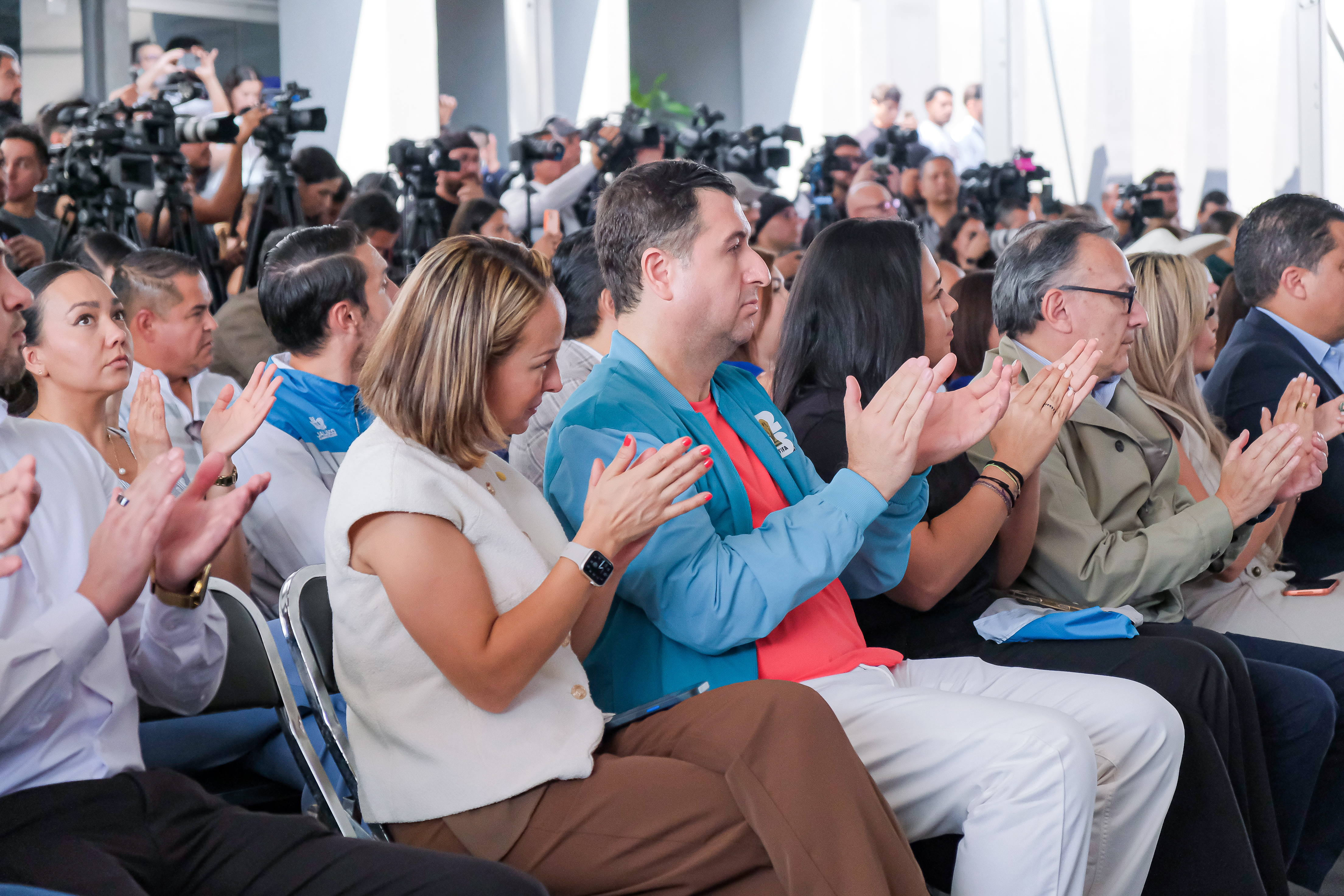 04-jun-2026--el-gobernador-del-estado-pablo-lemus-encabeza-el-arranque-de-operaciones-de-la-lnea-5-mi-macro-aeropuerto_55314386831_o