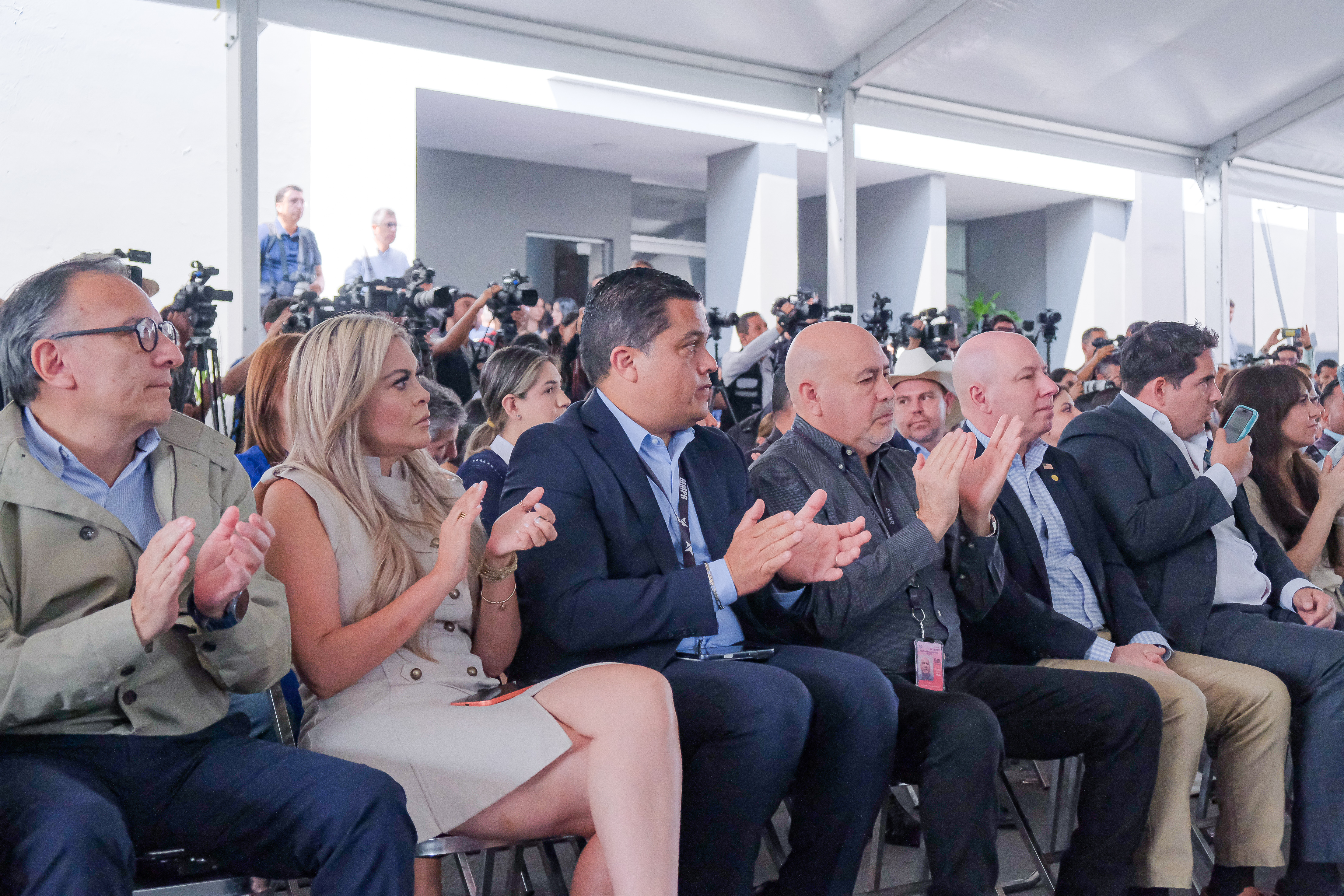 04-jun-2026--el-gobernador-del-estado-pablo-lemus-encabeza-el-arranque-de-operaciones-de-la-lnea-5-mi-macro-aeropuerto_55314391551_o
