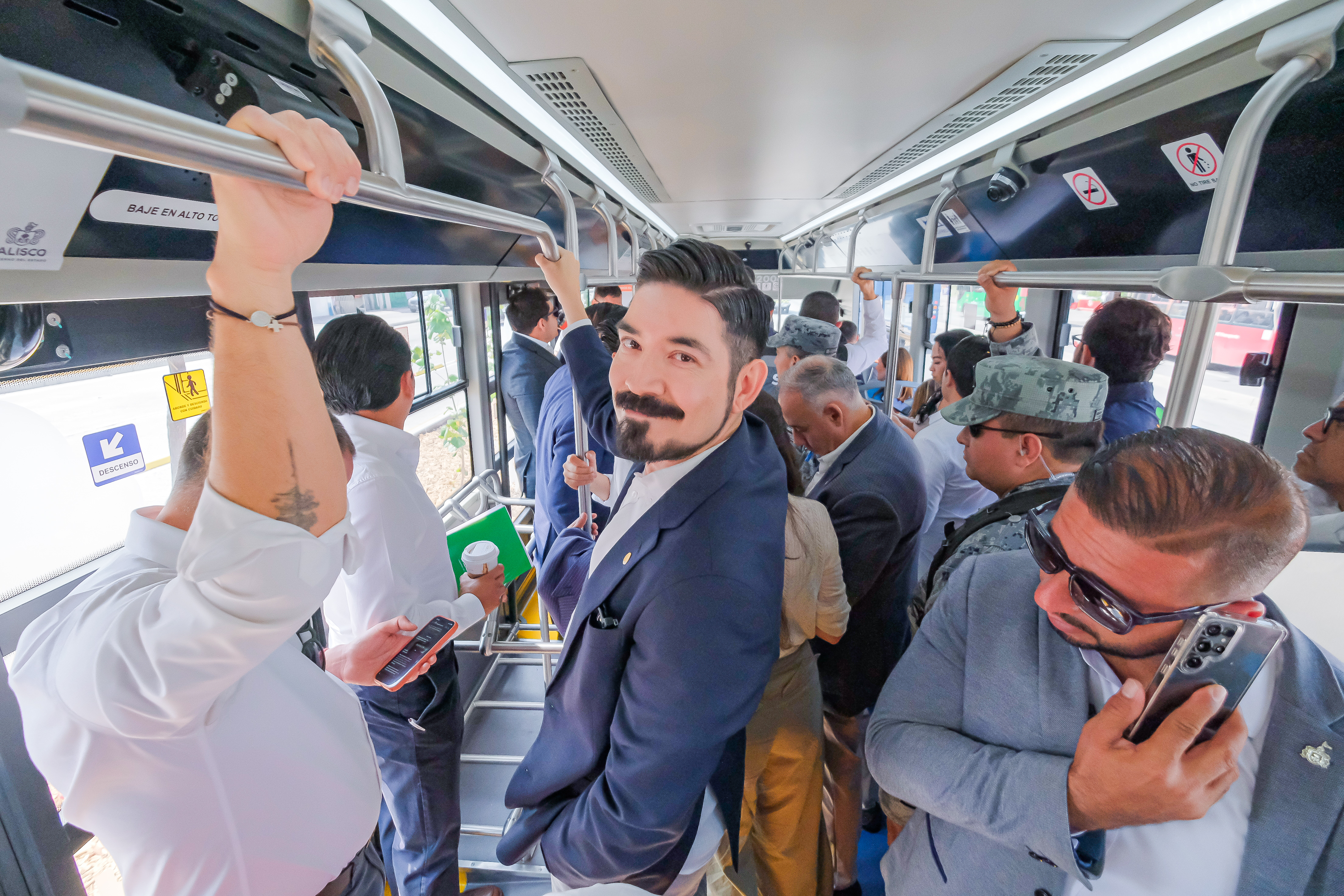 04-jun-2026--el-gobernador-del-estado-pablo-lemus-encabeza-el-arranque-de-operaciones-de-la-lnea-5-mi-macro-aeropuerto_55314549068_o
