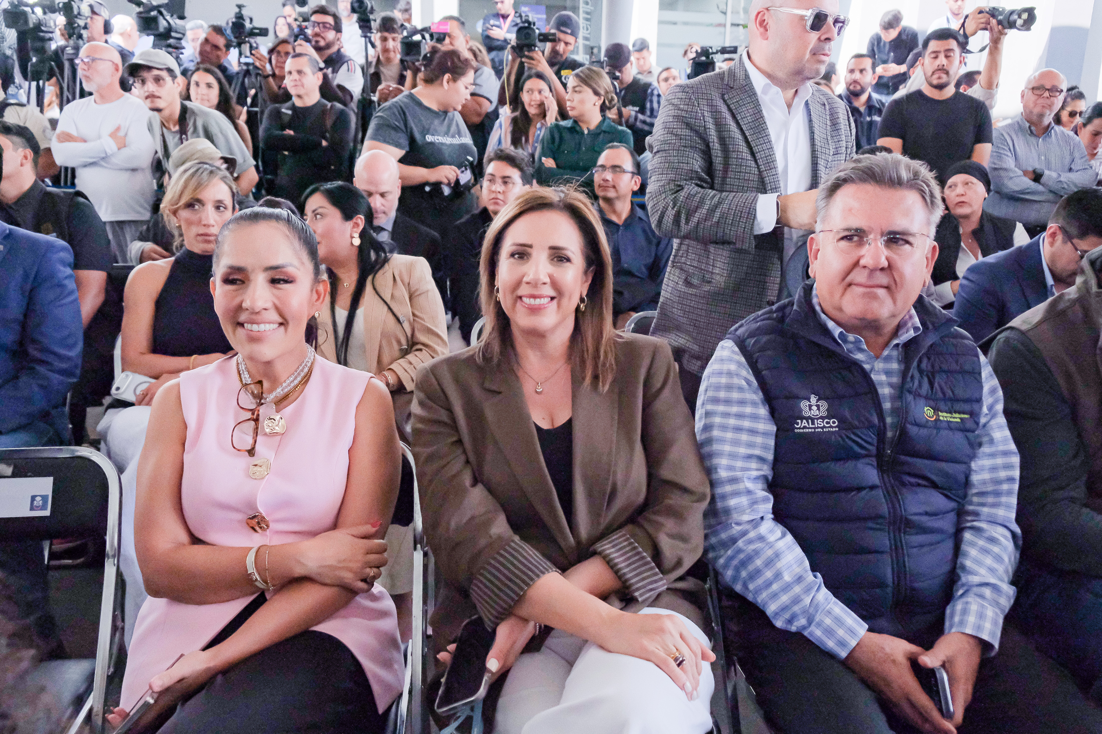 04-jun-2026--el-gobernador-del-estado-pablo-lemus-encabeza-el-arranque-de-operaciones-de-la-lnea-5-mi-macro-aeropuerto_55314622044_o