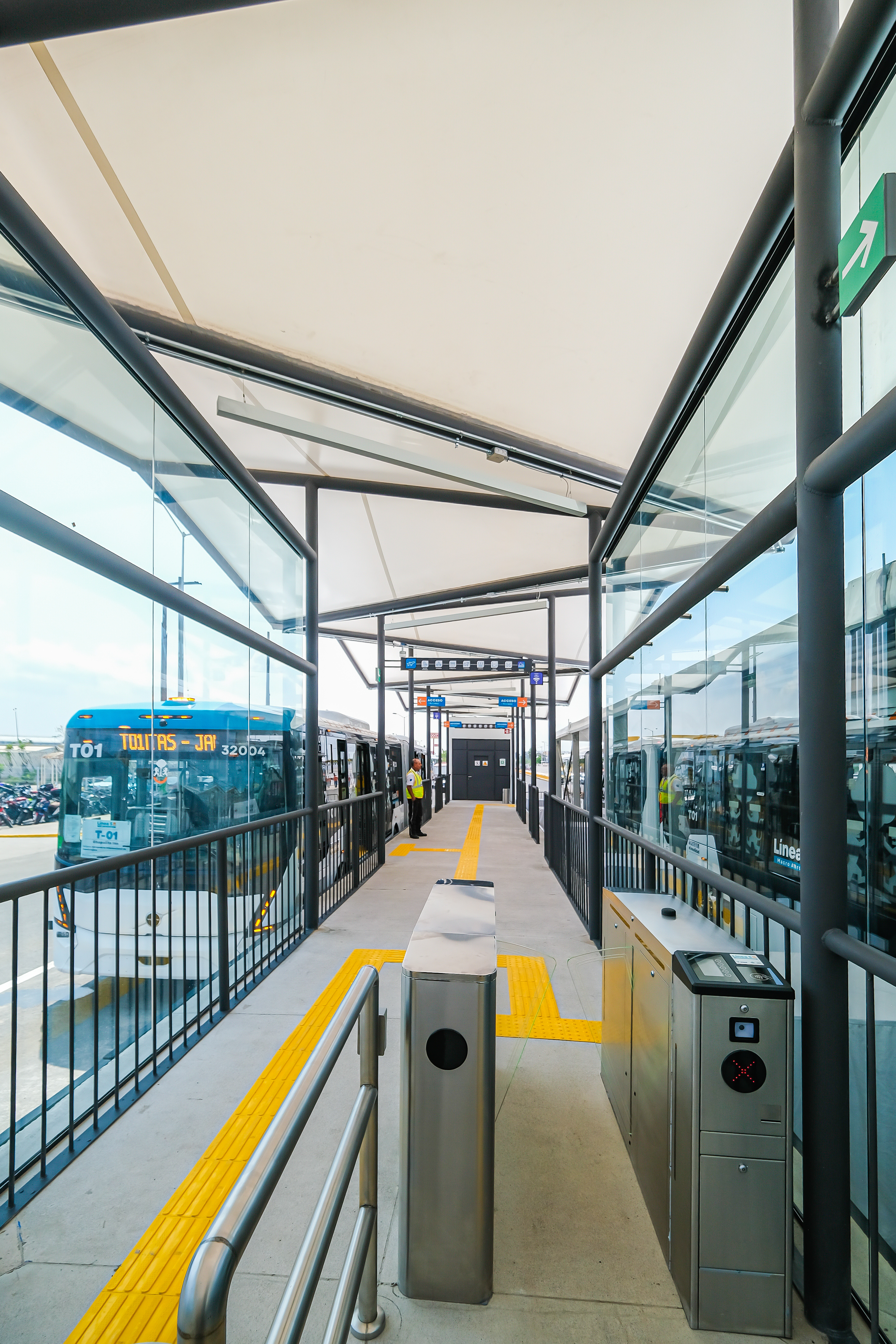 04-jun-2026--el-gobernador-del-estado-pablo-lemus-encabeza-el-arranque-de-operaciones-de-la-lnea-5-mi-macro-aeropuerto_55314795555_o