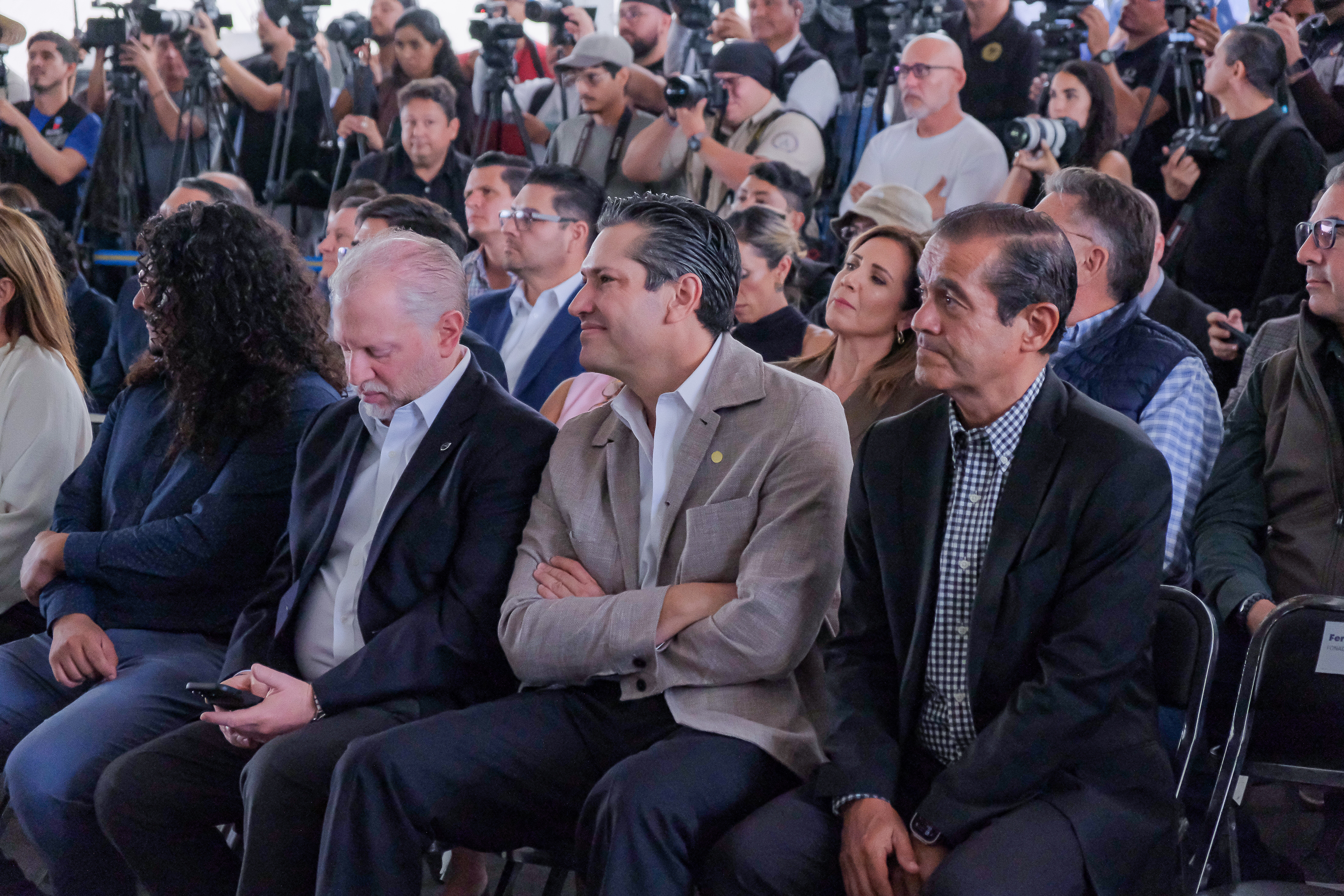 04-jun-2026--el-gobernador-del-estado-pablo-lemus-encabeza-el-arranque-de-operaciones-de-la-lnea-5-mi-macro-aeropuerto_55314802465_o